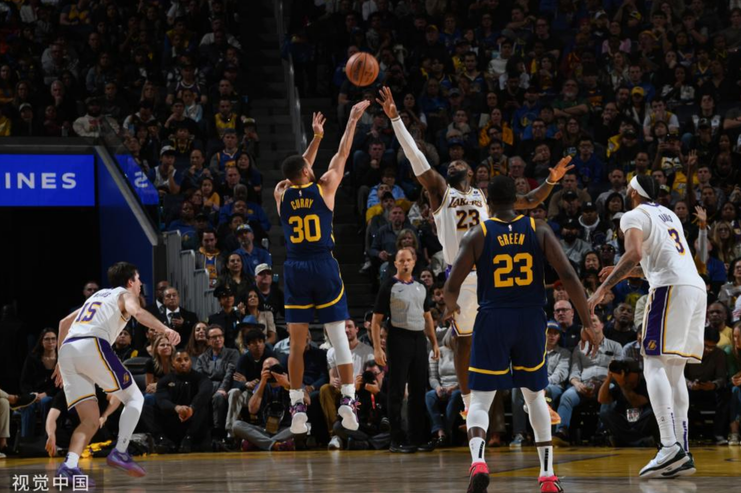 开云APP-包含库里官方宣布比赛规则变更新规,湖人引发争议!赛场气氛高涨的词条