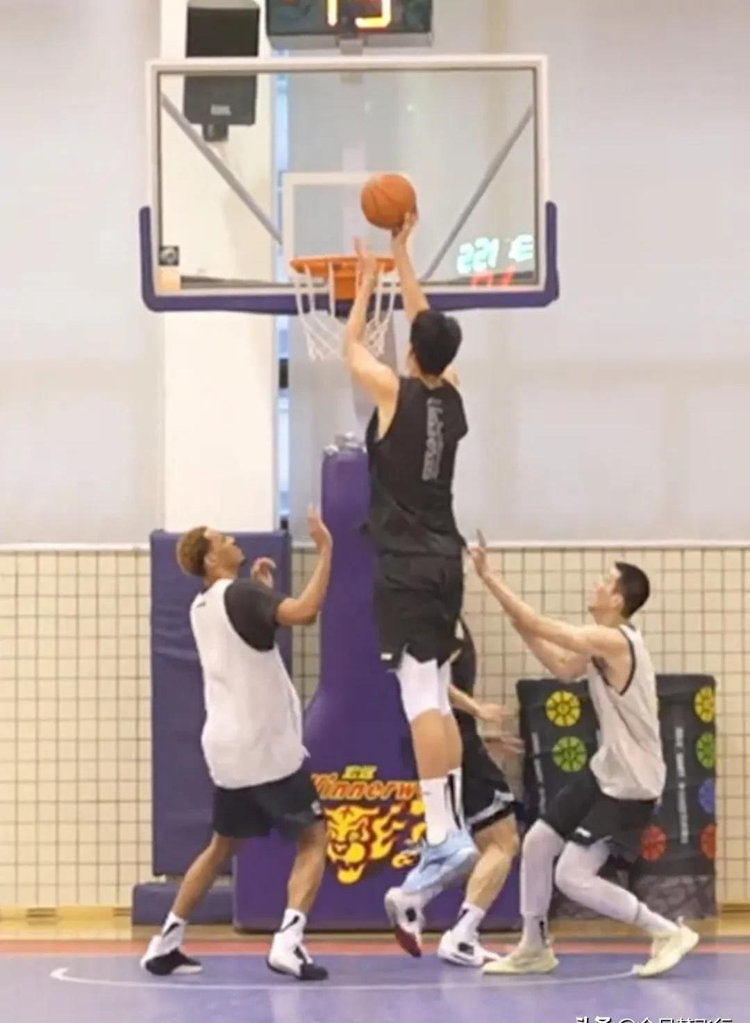 开云-广东宏远迎意甲关键赛，今夜手感冰凉，悬念犹存，赛程密集仍需轮换(意甲赛程一览表)